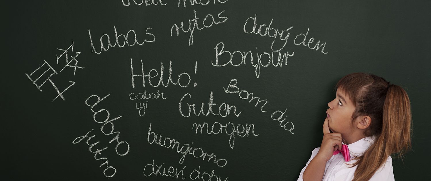 alumna pensando frases en varios idiomas
